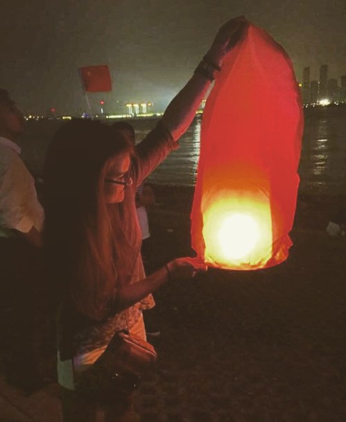 A fun night out with KP and Anita. A big, western burger, a whole lot of talking as we walked around the night market, a Chinese lantern, with a China's flag on top;)